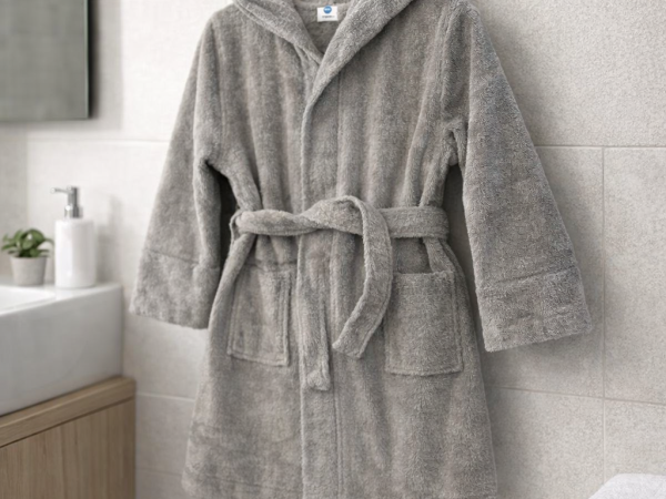 Sivi dječji ogrtač