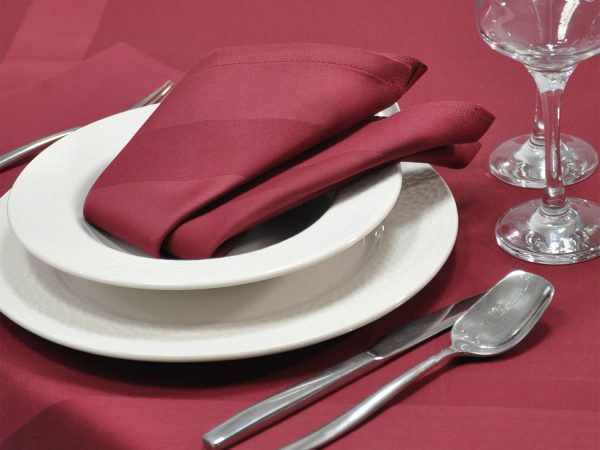 Stolnjak damast Kristal bordura   bordo